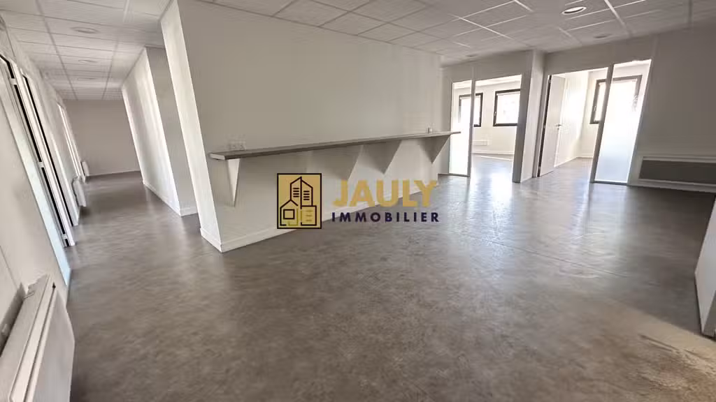 Magnifiques bureaux 240m² + 1 local + 6 parking