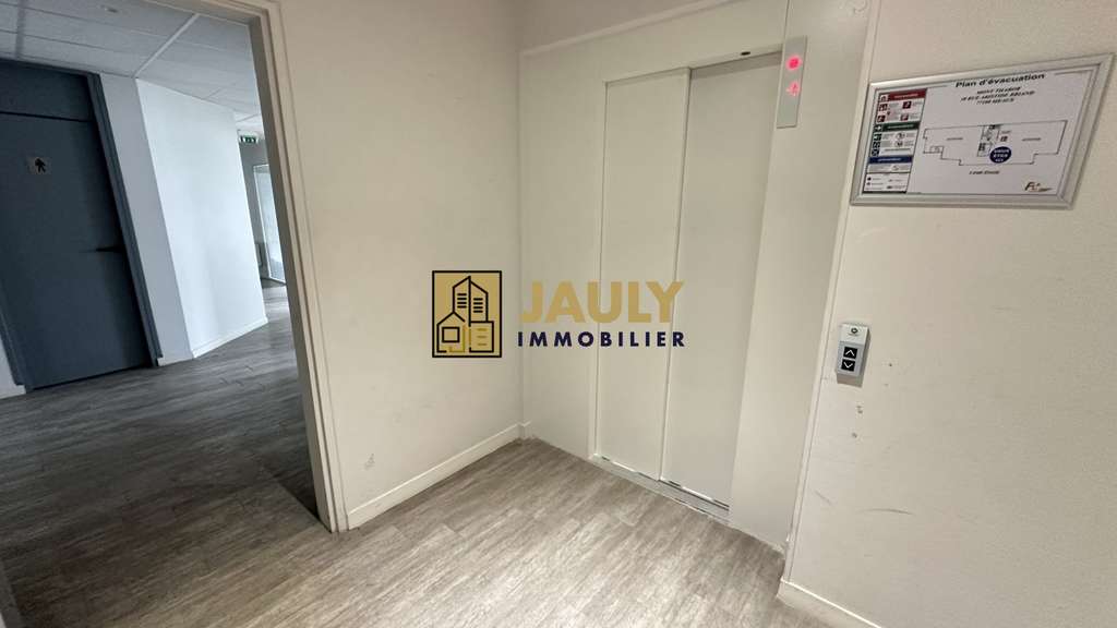 Magnifiques bureaux 240m² + 1 local + 6 parking
