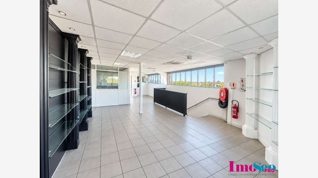 Bureaux de 300m² à louer en R+1 à Mérignac