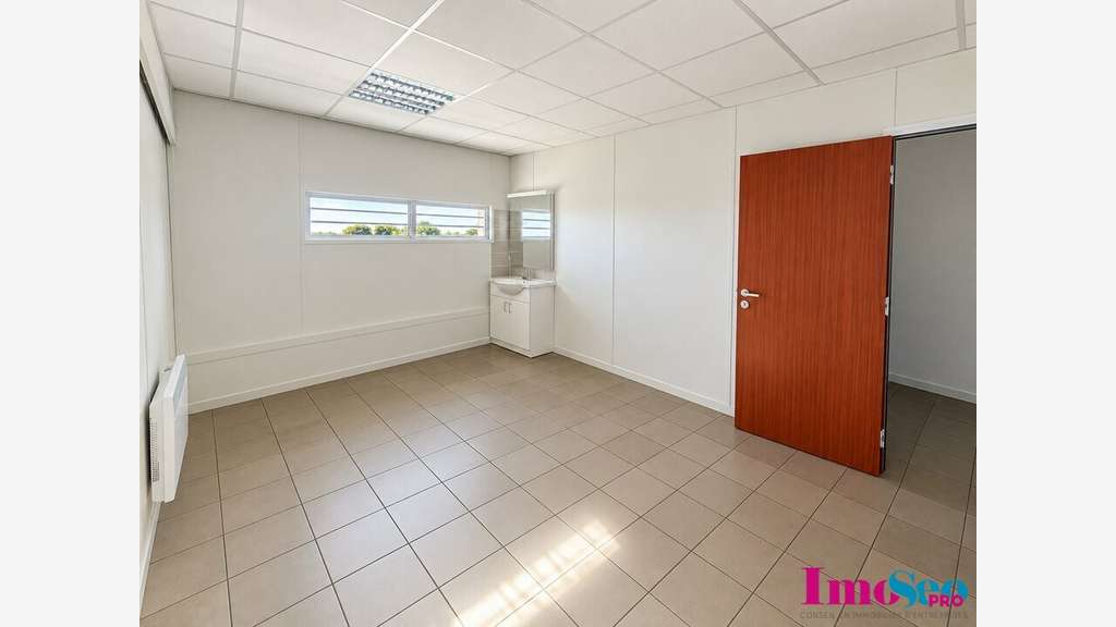 Bureaux de 300m² à louer en R+1 à Mérignac