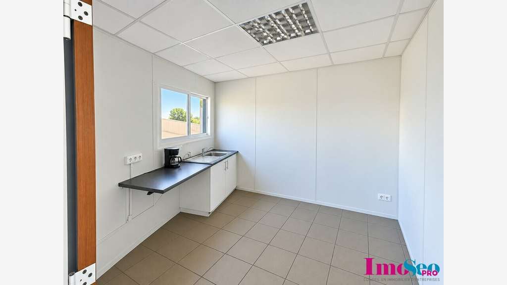 Bureaux de 300m² à louer en R+1 à Mérignac