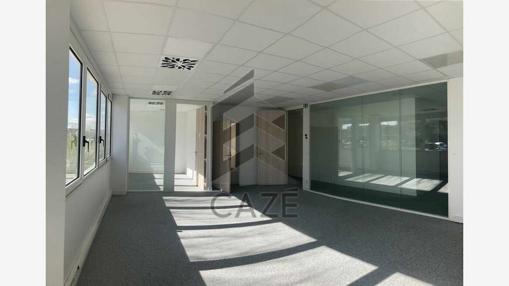 Bureaux rénovés de 1141m² à louer à Mérignac