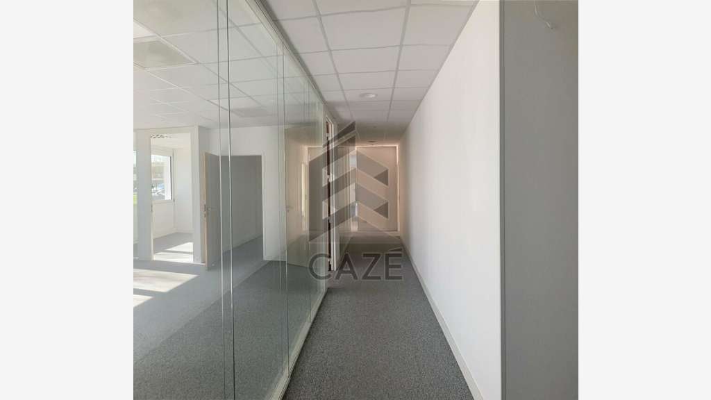 Bureaux rénovés de 1141m² à louer à Mérignac