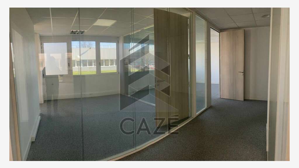 Bureaux rénovés de 1141m² à louer à Mérignac