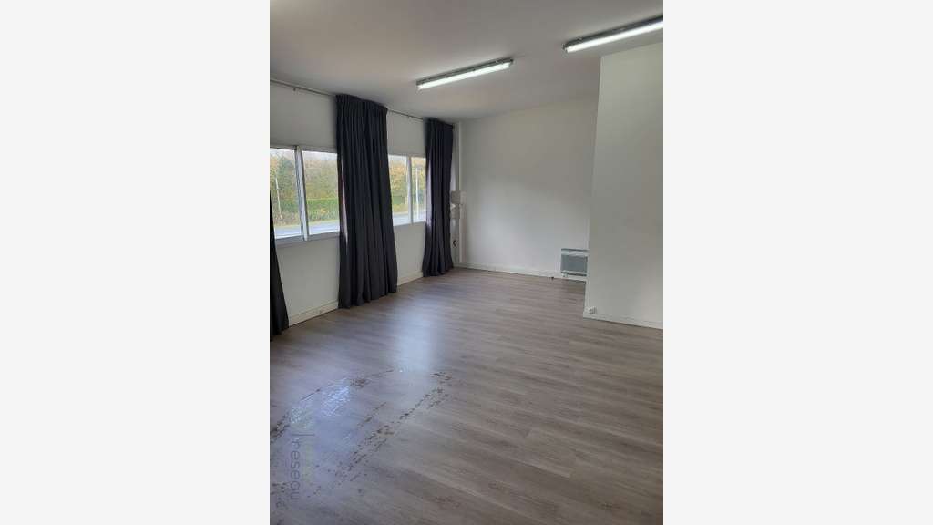 Location bureau lumineux 36m² à Mios accès facile