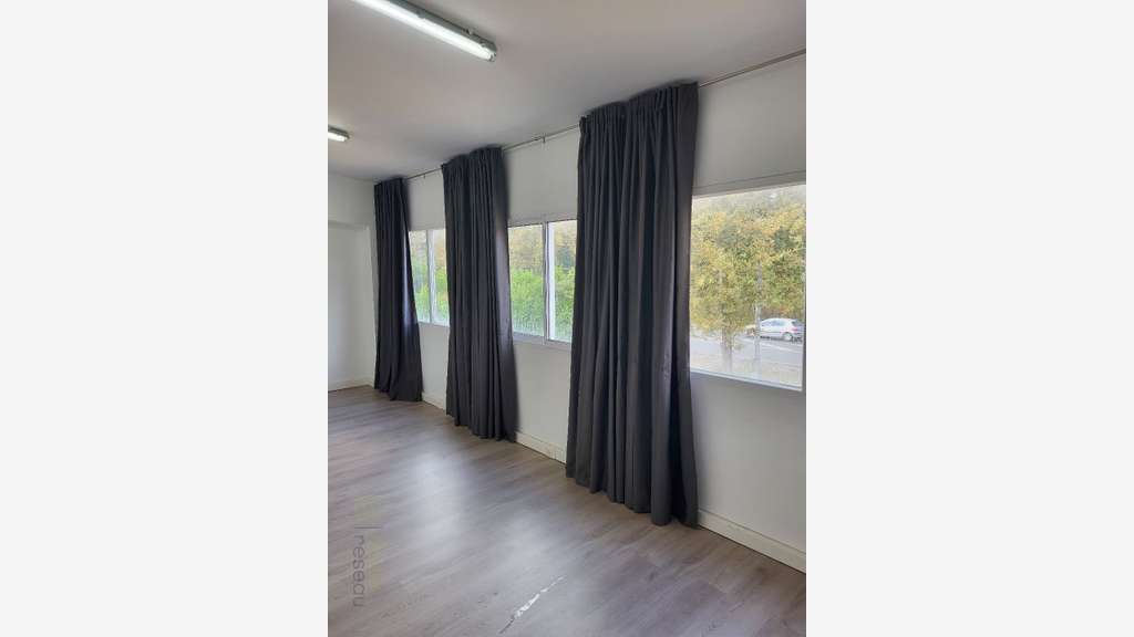 Location bureau lumineux 36m² à Mios accès facile