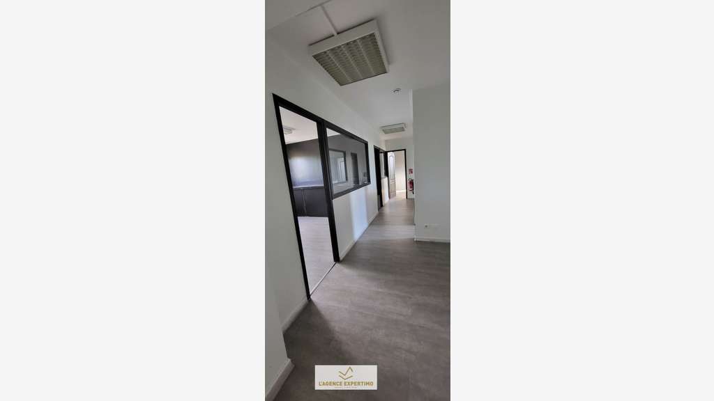 LOCATION BUREAUX 117 M² MONTEUX