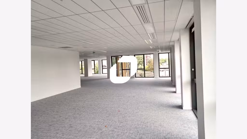 A louer Bureaux 1405m² Montigny le bretonneux