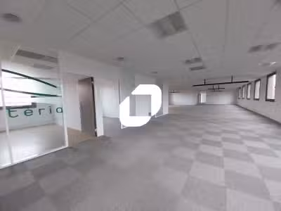 A louer Bureaux 650m² Montigny le bretonneux