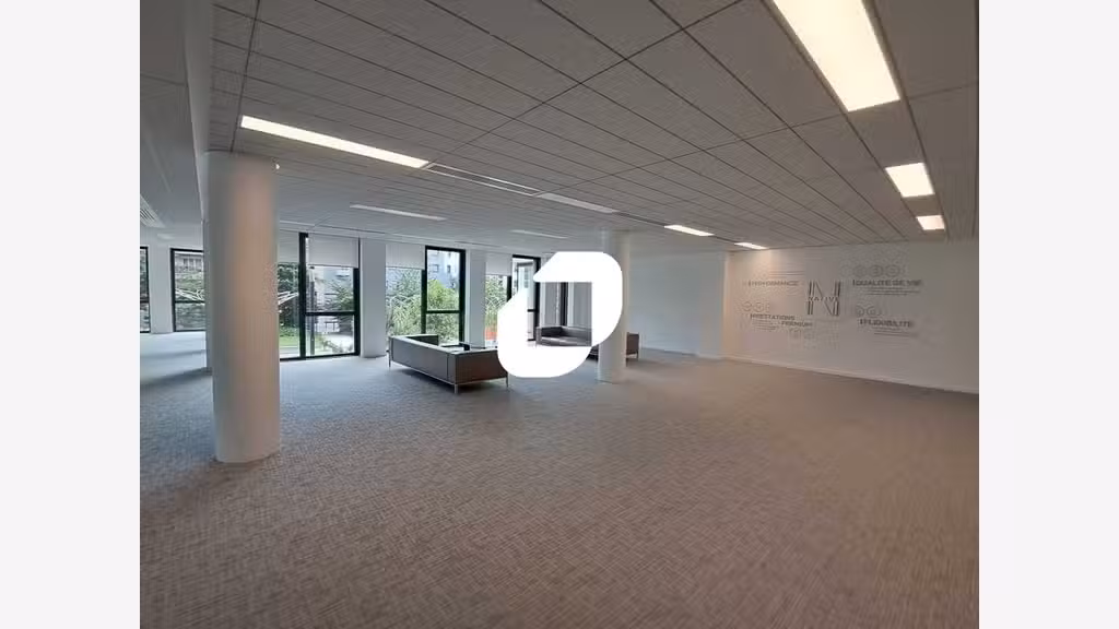 A louer Bureaux 2530m² Montigny le bretonneux