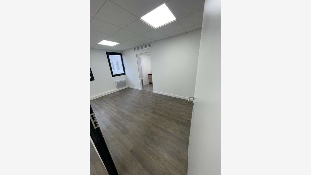 A louer bureaux 69m² R+1 Av Clemenceau à Nanterre