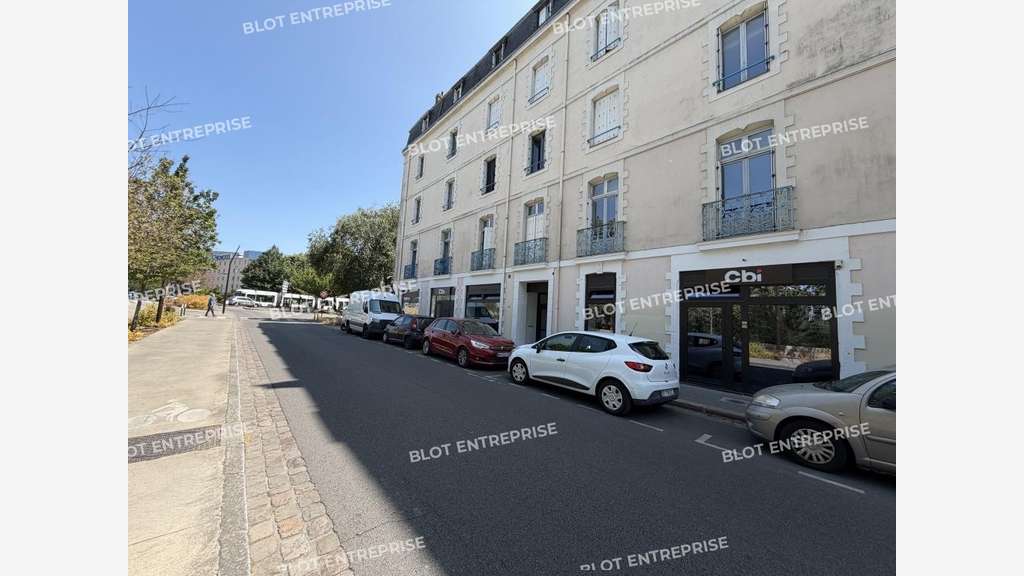 A LOUER - BUREAUX - LOCAUX COMMERCIAUX - 141 m2 -