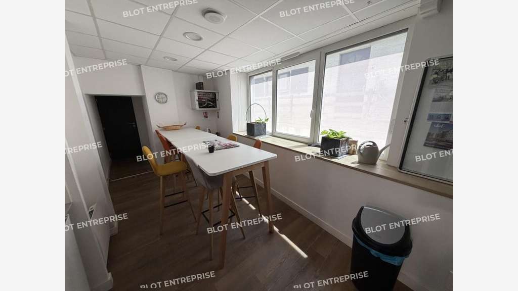 A LOUER - BUREAUX - LOCAUX COMMERCIAUX - 141 m2 -