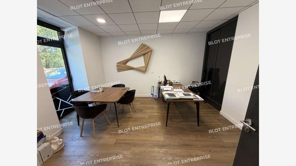 A LOUER - BUREAUX - LOCAUX COMMERCIAUX - 141 m2 -