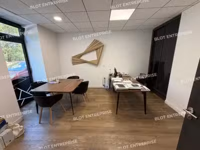A LOUER - BUREAUX - LOCAUX COMMERCIAUX - 141 m2 -
