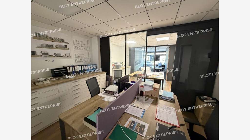 A LOUER - BUREAUX - LOCAUX COMMERCIAUX - 141 m2 -