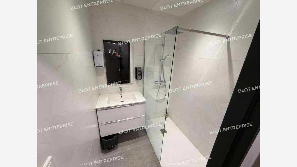 A LOUER - BUREAUX - LOCAUX COMMERCIAUX - 141 m2 -