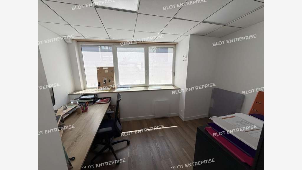 A LOUER - BUREAUX - LOCAUX COMMERCIAUX - 141 m2 -