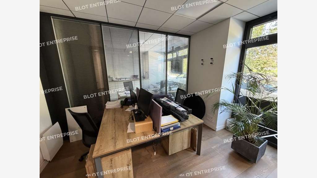 A LOUER - BUREAUX - LOCAUX COMMERCIAUX - 141 m2 -