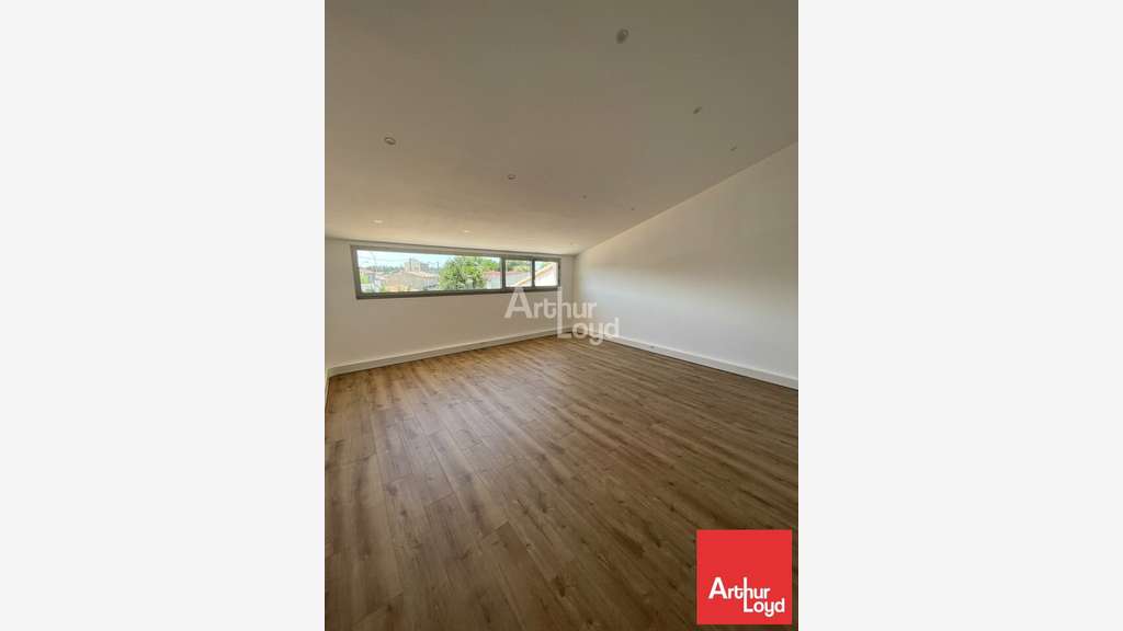 A louer bureaux de 109m² à Niort av de Paris