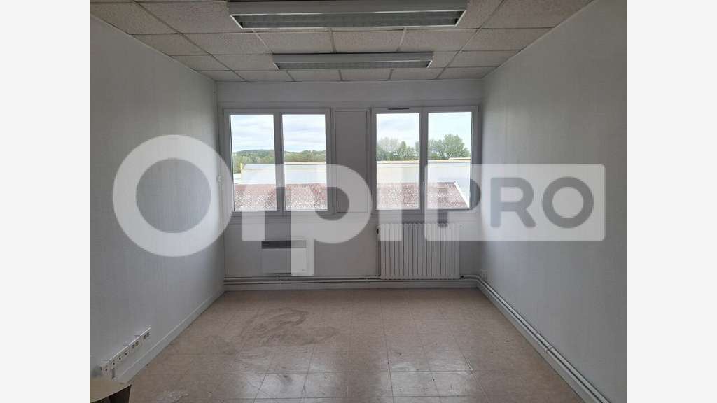 A louer local bureaux 111m² en za Nogent sur Oise