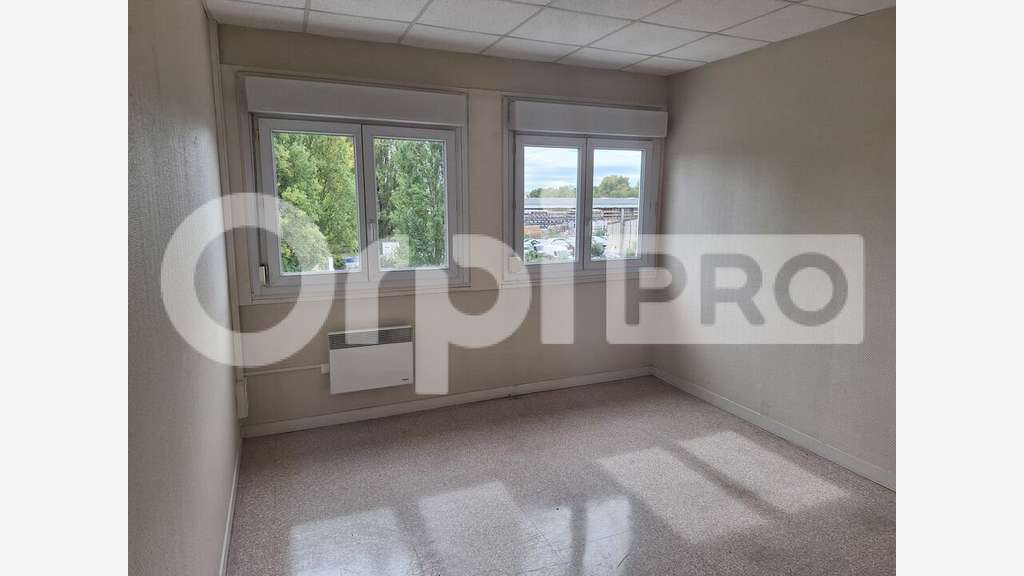 A louer local bureaux 111m² en za Nogent sur Oise