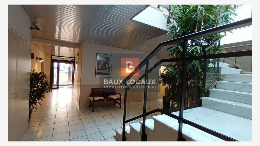 À Louer  Bureaux 75 m²  Orange