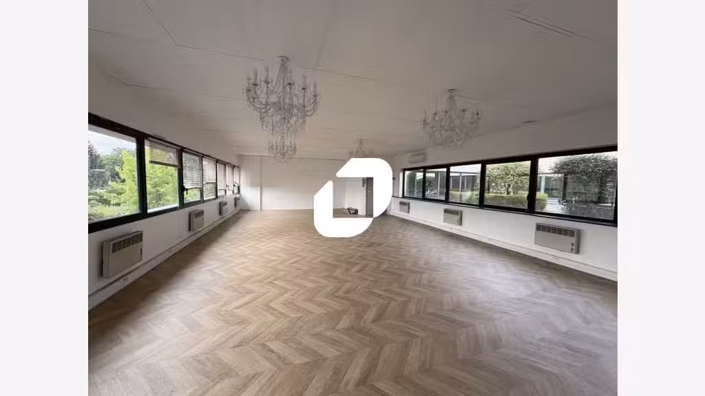A louer Bureaux 742m² Plaisir