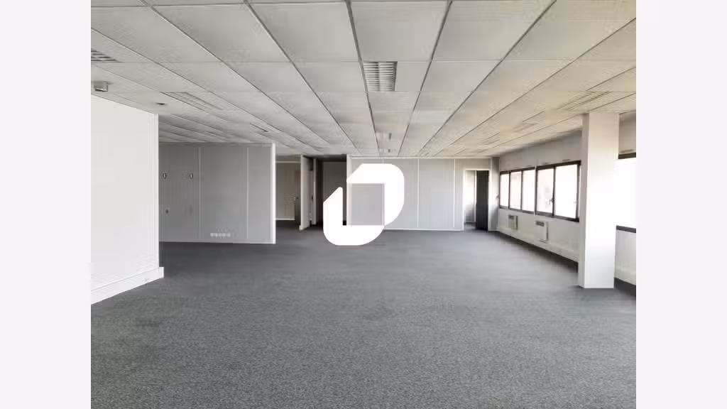 A louer Bureaux 742m² Plaisir