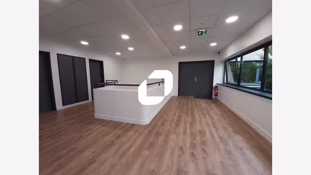 A louer Bureaux 742m² Plaisir