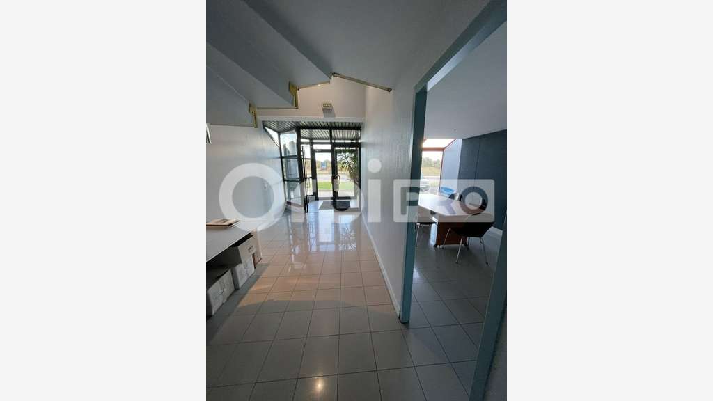 A louer bureaux 135,4m² belle visibilité à Polliat