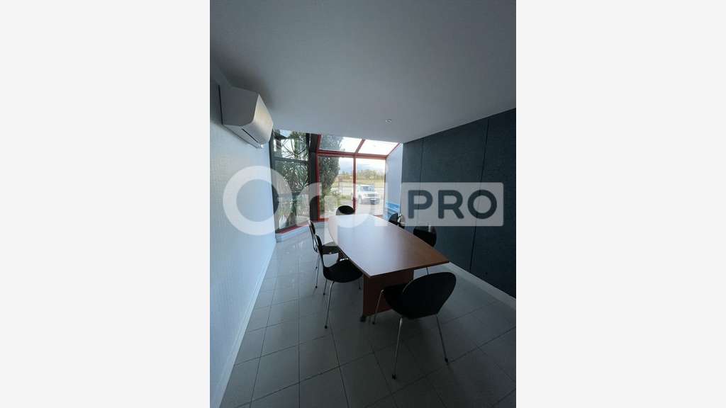 A louer bureaux 135,4m² belle visibilité à Polliat