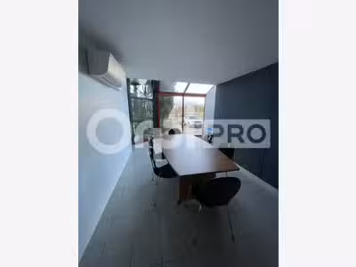 A louer bureaux 135,4m² belle visibilité à Polliat