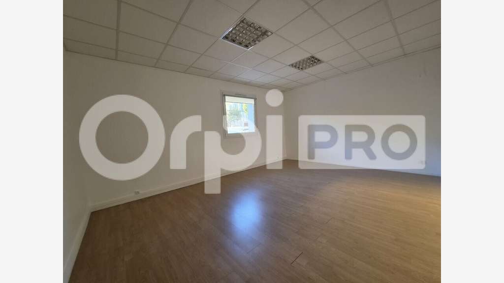 Bureau de 162m² à louer en RDC à Reims