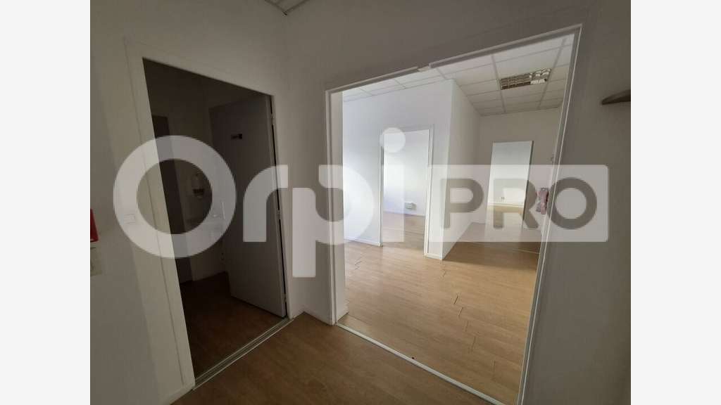 Bureau de 162m² à louer en RDC à Reims