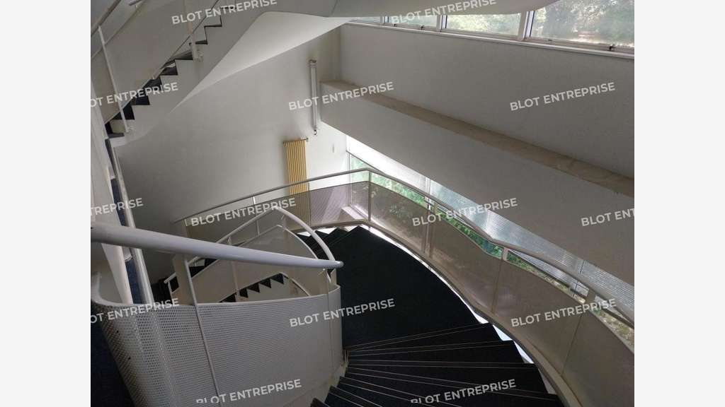 A louer bureaux de 2 665m² à Rennes axe passant