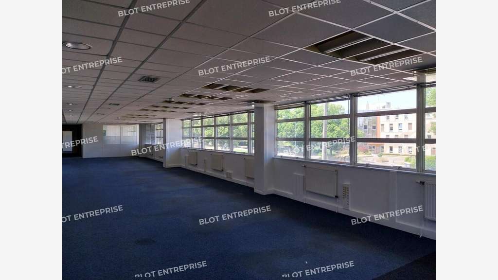A louer bureaux de 2 665m² à Rennes axe passant