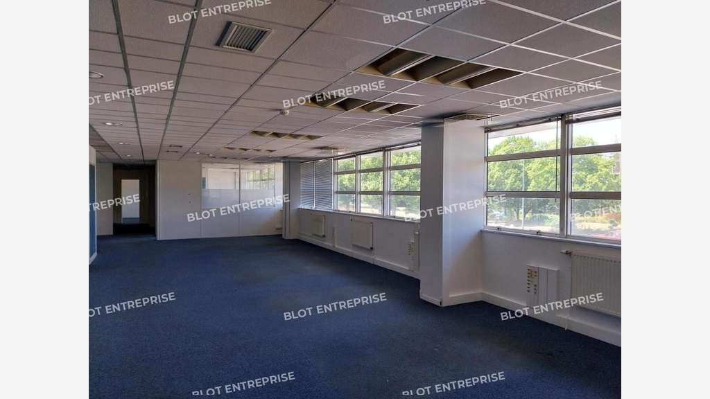 A louer bureaux de 2 665m² à Rennes axe passant