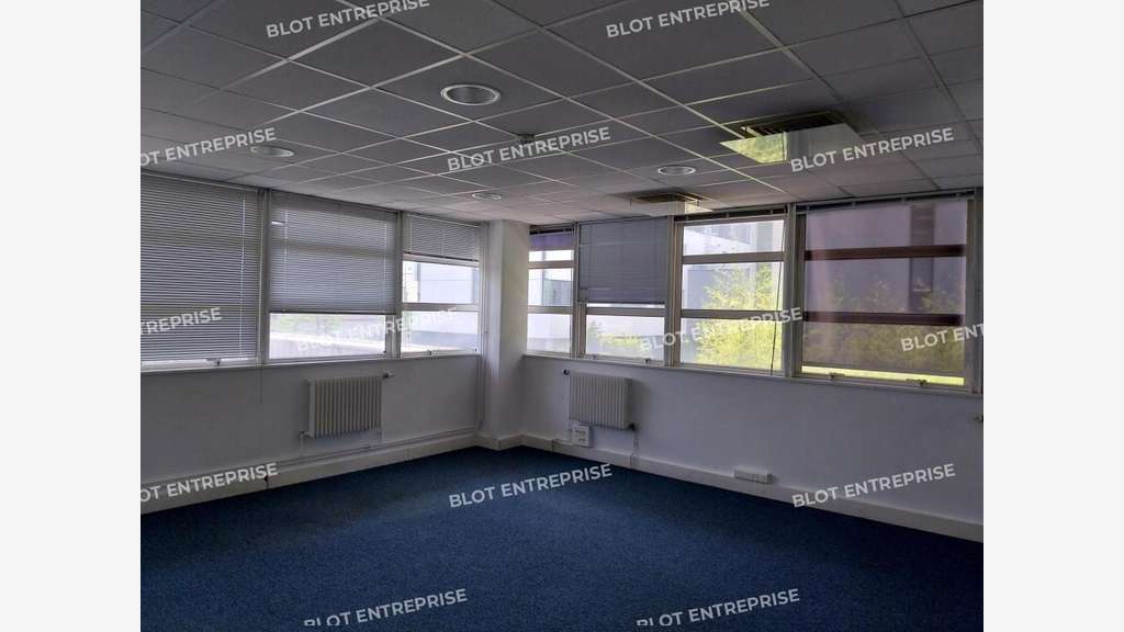 A louer bureaux de 2 665m² à Rennes axe passant