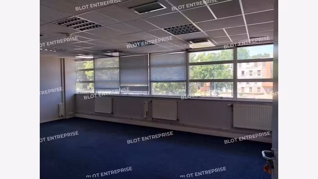 A louer bureaux de 2 665m² à Rennes axe passant