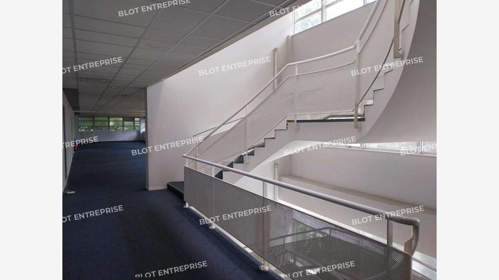 A louer bureaux de 2 665m² à Rennes axe passant