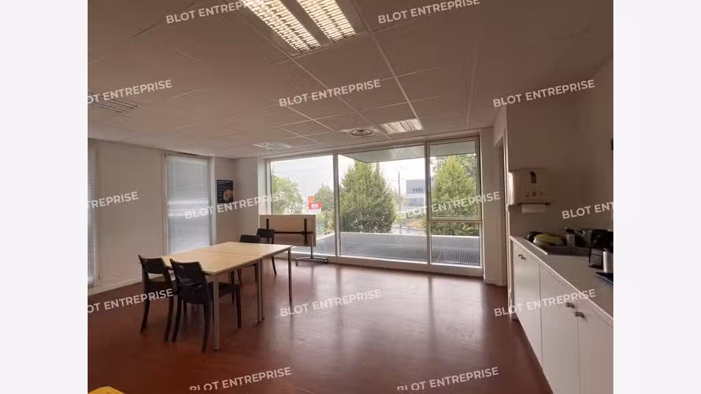 A louer bureaux de 972m² à Rennes Ecopole Sud Est