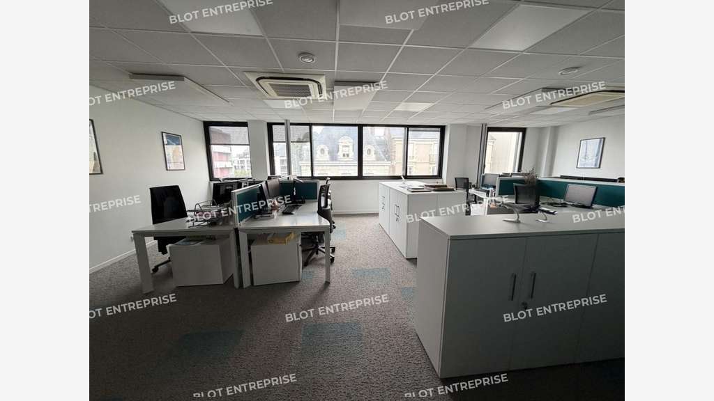 A louer bureaux 216m² à Rennes Plounévez-Quintin
