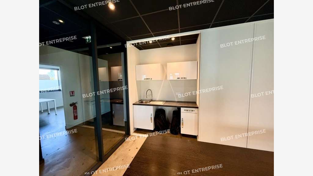 A LOUER - BUREAUX 102 m² - ST GREGOIRE