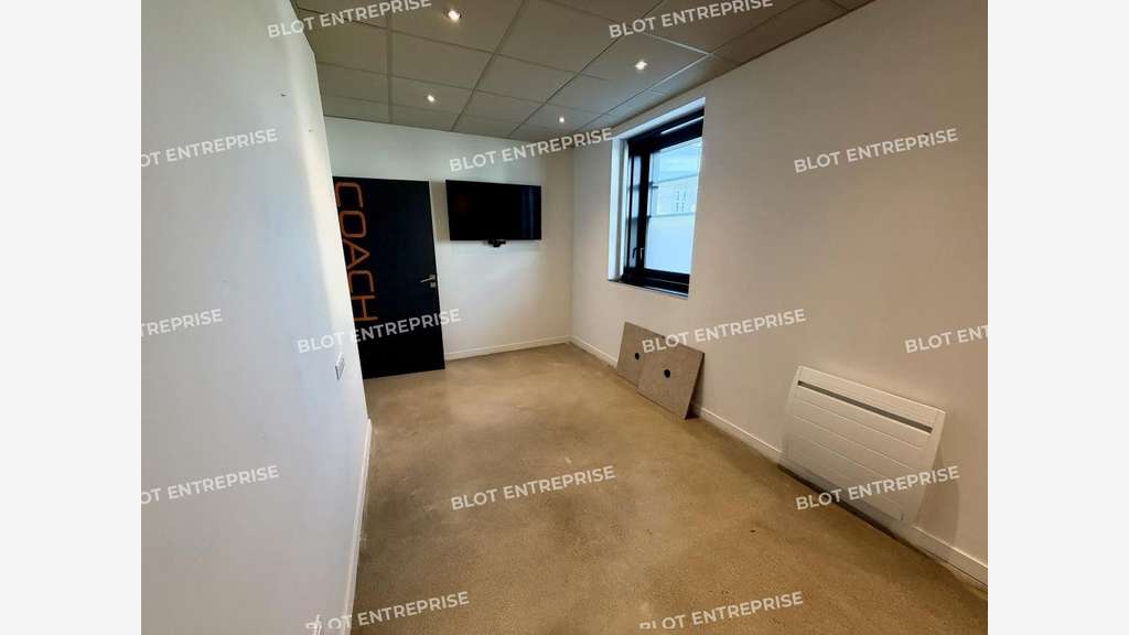 A LOUER - BUREAUX 102 m² - ST GREGOIRE