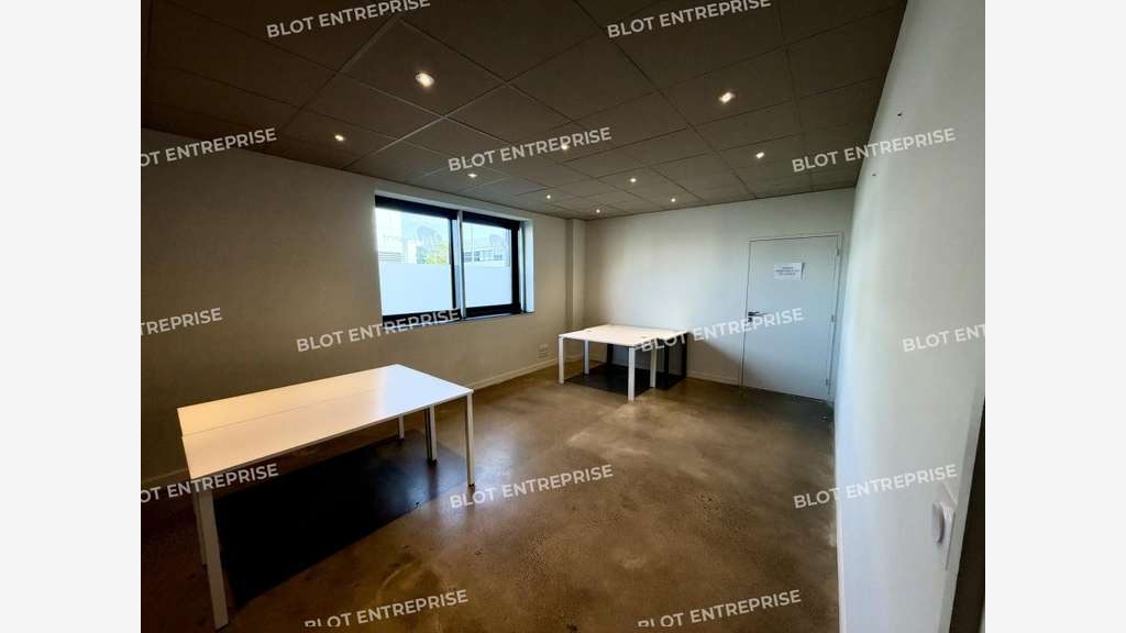 A LOUER - BUREAUX 102 m² - ST GREGOIRE