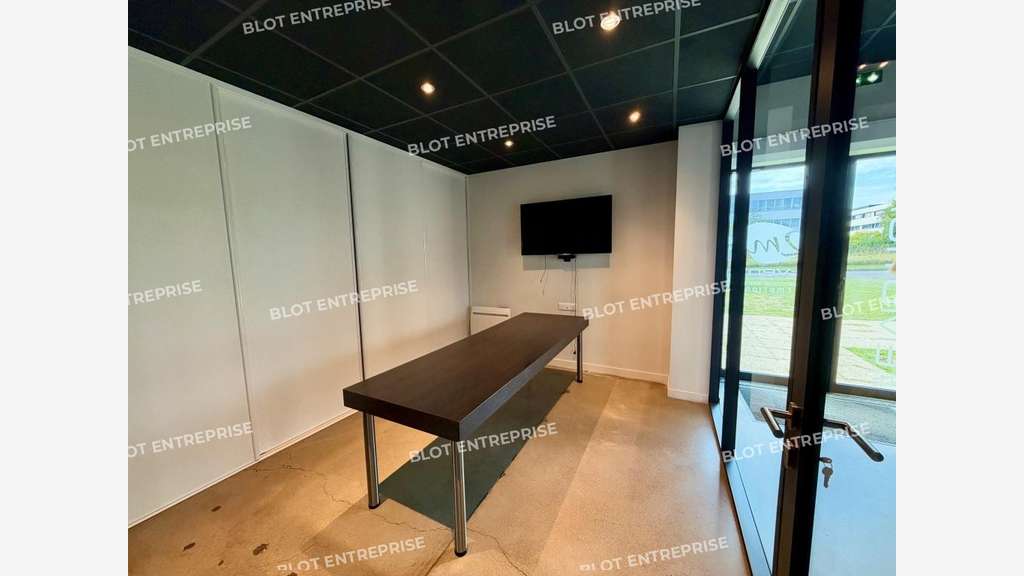 A LOUER - BUREAUX 102 m² - ST GREGOIRE