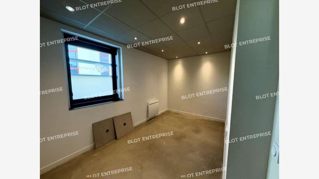 A LOUER - BUREAUX 102 m² - ST GREGOIRE