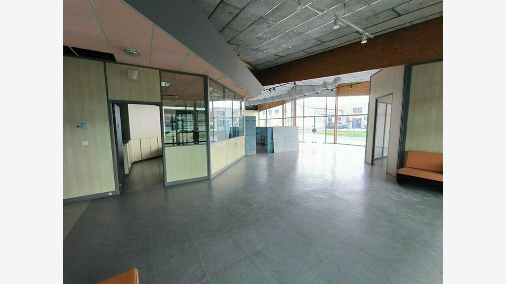 Loue bureaux de 600m² à Saint Pantaléon de Larche
