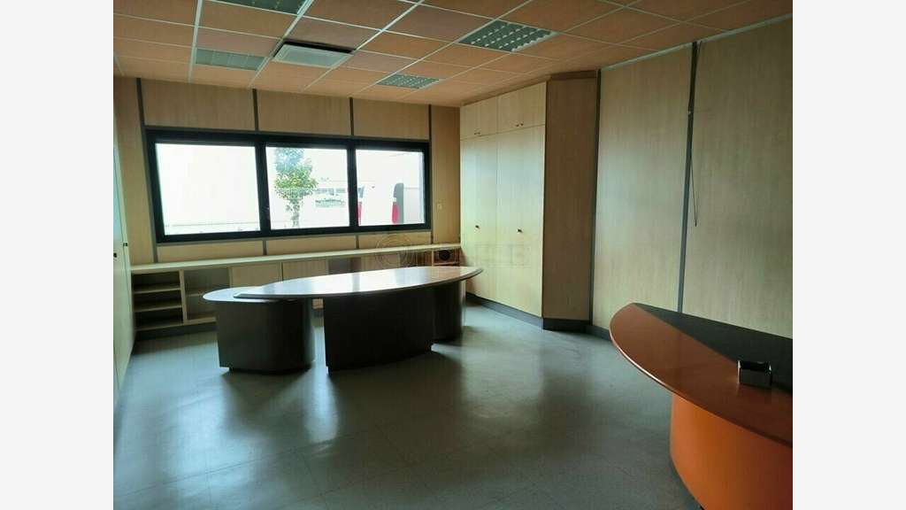 Loue bureaux de 600m² à Saint Pantaléon de Larche